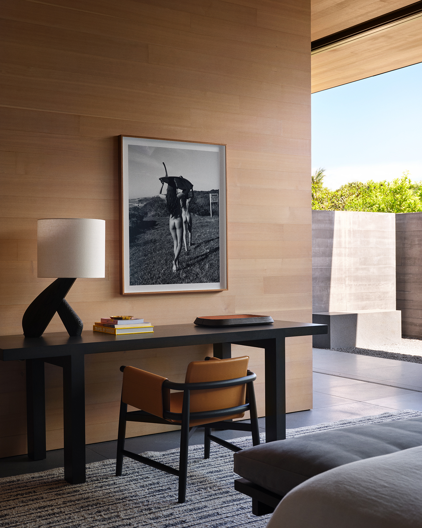 Hawaii house by oslon kundig and leverone design by the sea, tall ceilings, contemporary spaces and art work, and lots of glazing
