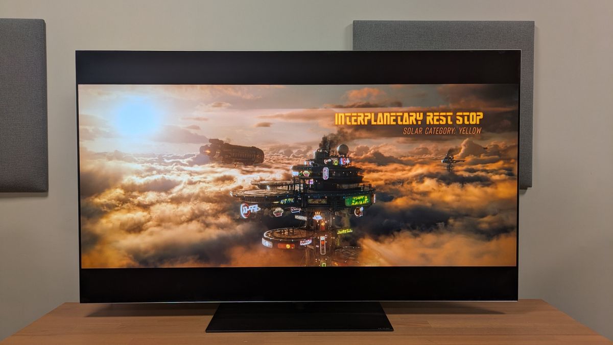 Supergirl 4K Blu-ray on LG G6 showing ship landing at rest stop