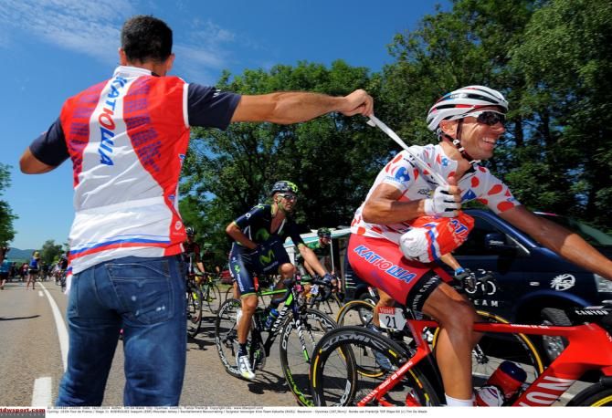 Joaquim Rodr&iacute;guez (Katusha) grabs his lunch