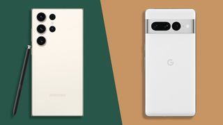 En vit Samsung Galaxy S23 Ultra visas upp med baksidan vänd mot kameran mot en grön bakgrund, bredvid en vit Google Pixel 7 Pro i vitt som visas upp med baksidan vänd mot kameran mot en beige bakgrund.
