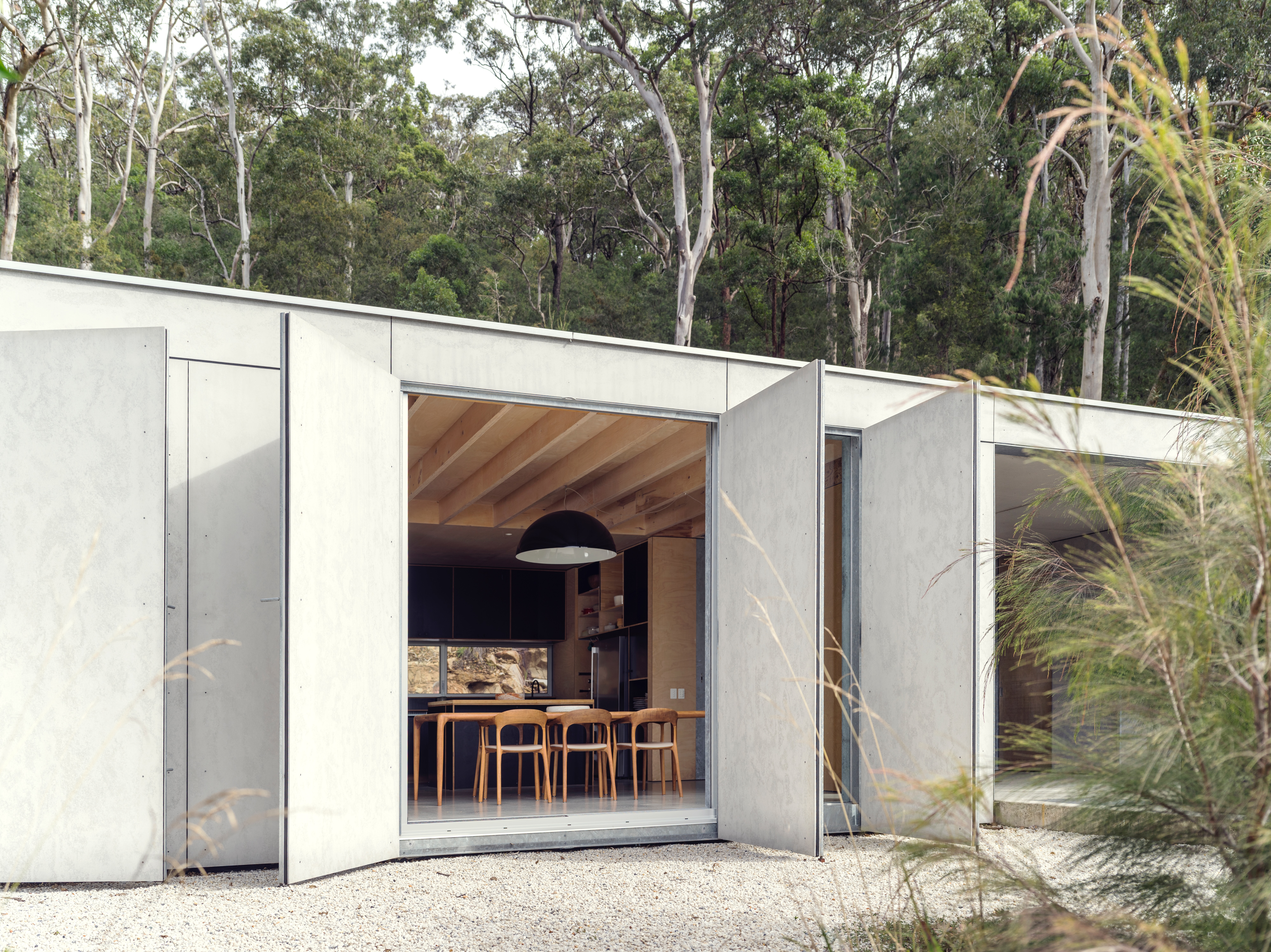 Amongst the Eucalypts, an australian holiday home fit to resist bushfires, designed as a rectangular box that seals hermetically