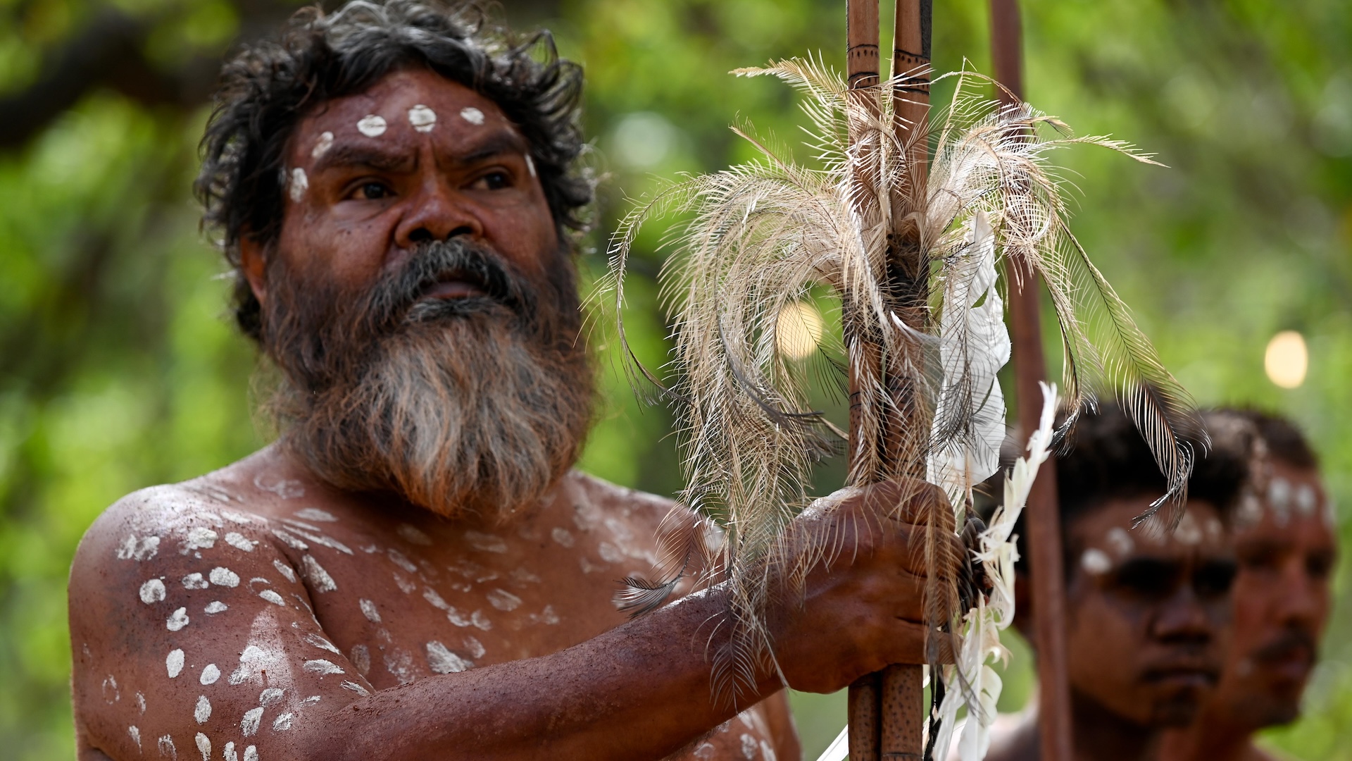 Seorang pria asli Australia dengan pakaian tradisional