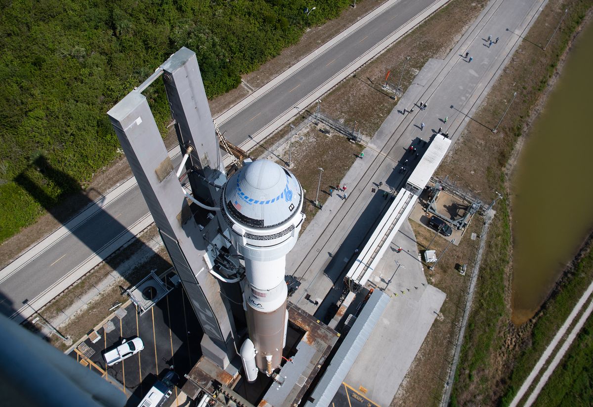 Boeing&#039;s Starliner OFT-2 spacecraft and its Atlas V rocket roll to the launch pad on May 18, 2022.