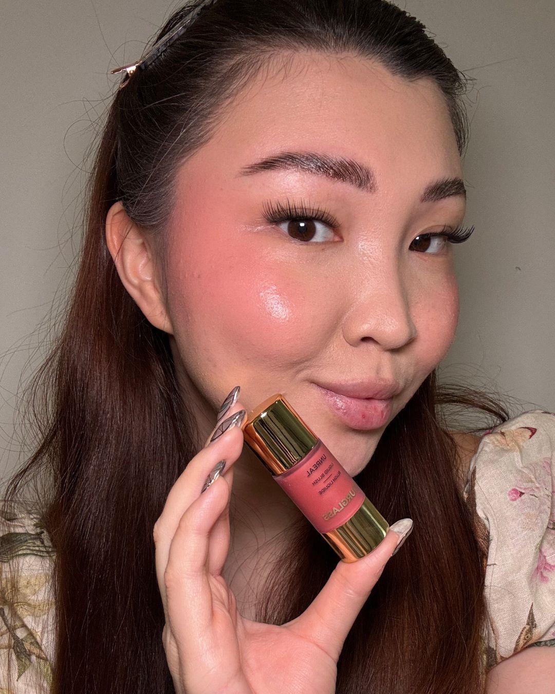 Denise Primbet testing the Hourglass Unreal Liquid Blush