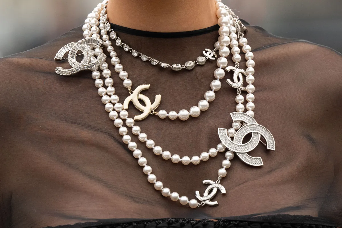 Chanel 珠鍊與胸飾特寫