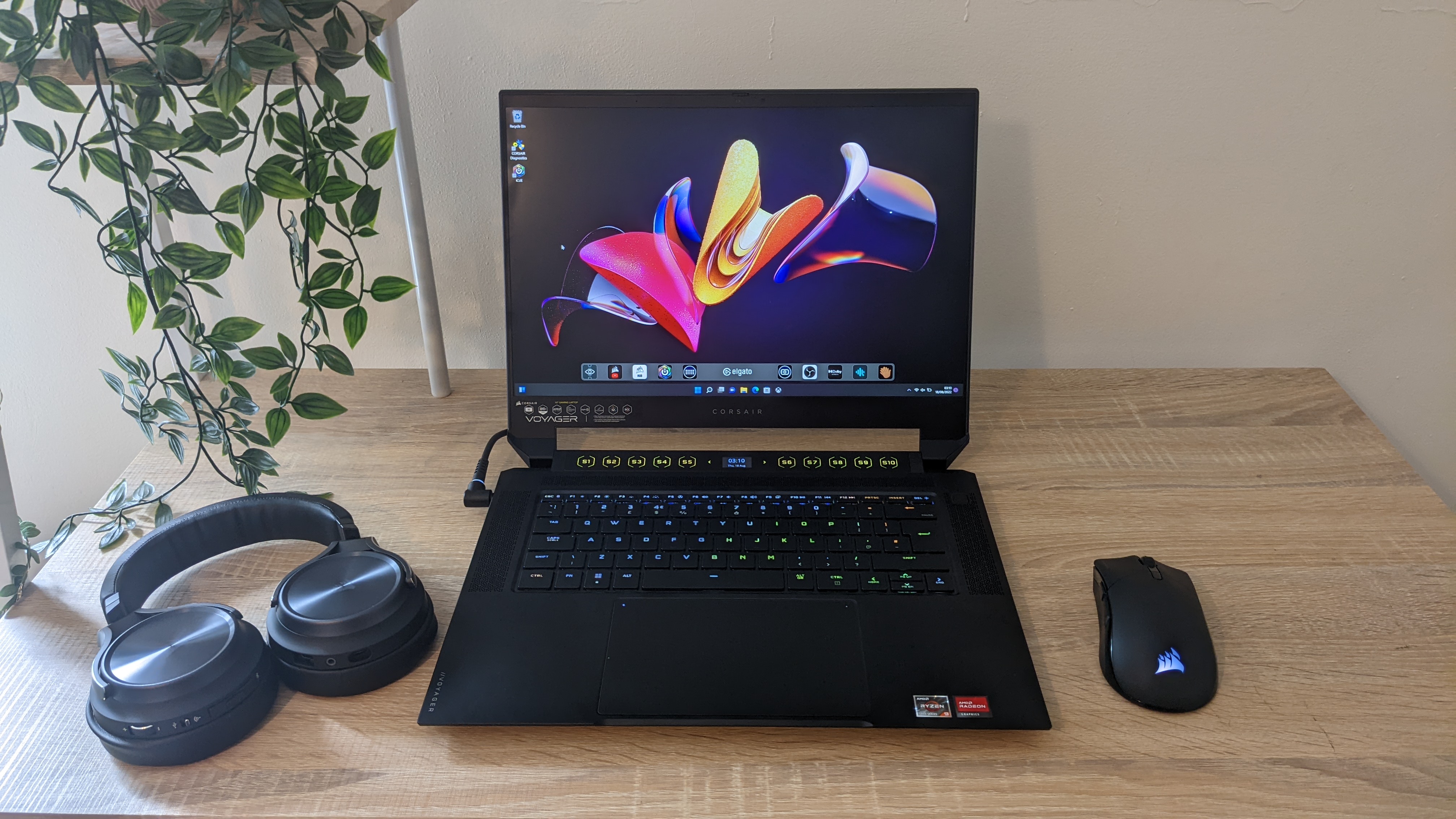 En gaming-laptop av typen Corsair Voyager a1600 på en bordplate i et kontormiljø.