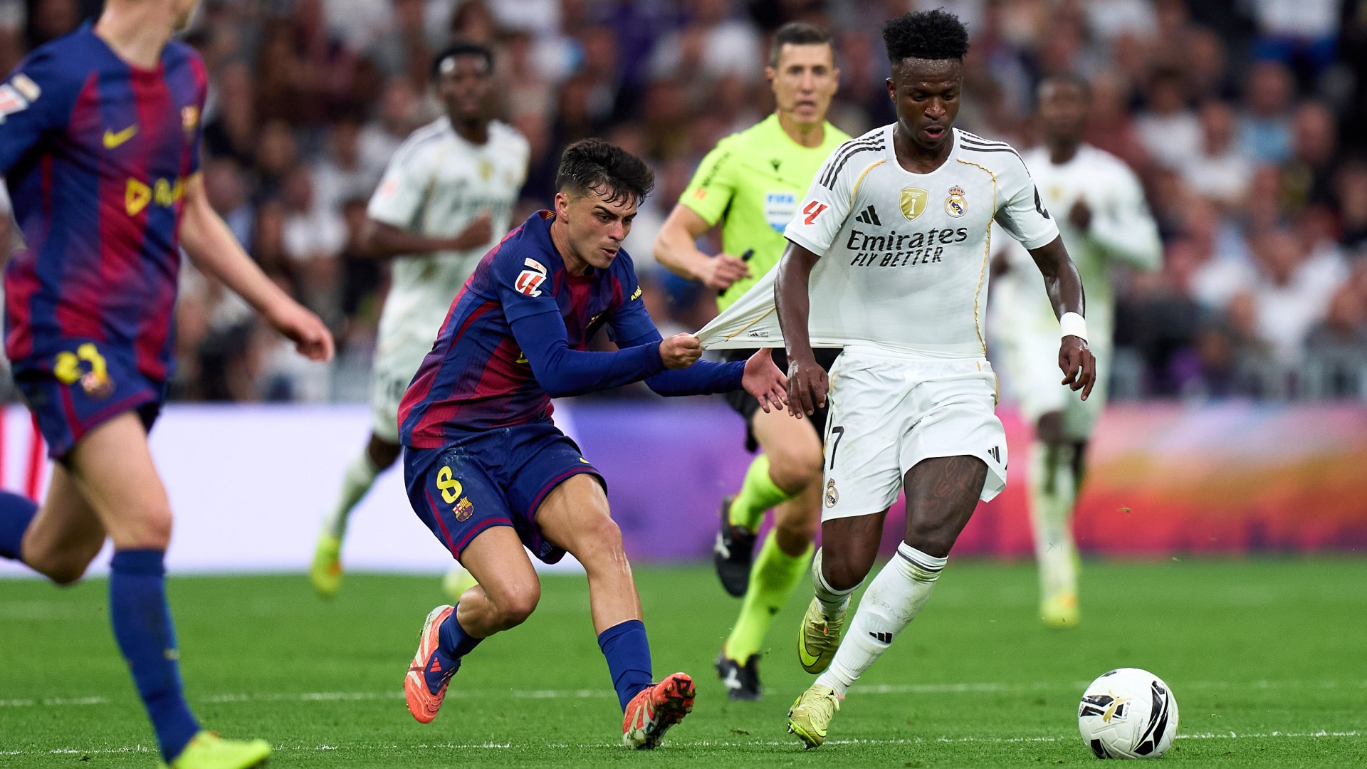Pedri fouling Vinicius Junior during a Barcelona vs Real Madrid game