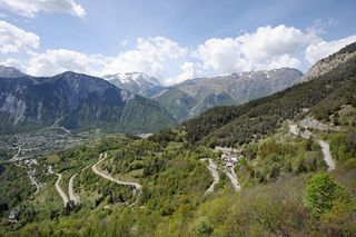 Heavy traffic closes main road to Alpe d'Huez early on Thursday ahead of double mountaintop finishes of Tour de France