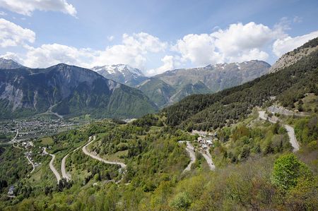 A picture taken on May 1, 2011 shows hairpins before the summit of the French Alps ski resort of Alpe d'Huez, one of the stage (Modane Valfr&eacute;jus / Alpe d'Huez) of the 2011 Tour de France cycling race. Running from July 2, to July 24, 2011, the 98th Tour de France will be made up of 21 stages and will cover a total distance of 3.471 kilometres. AFP PHOTO / JEAN-PIERRE CLATOT (Photo by JEAN-PIERRE CLATOT / AFP)