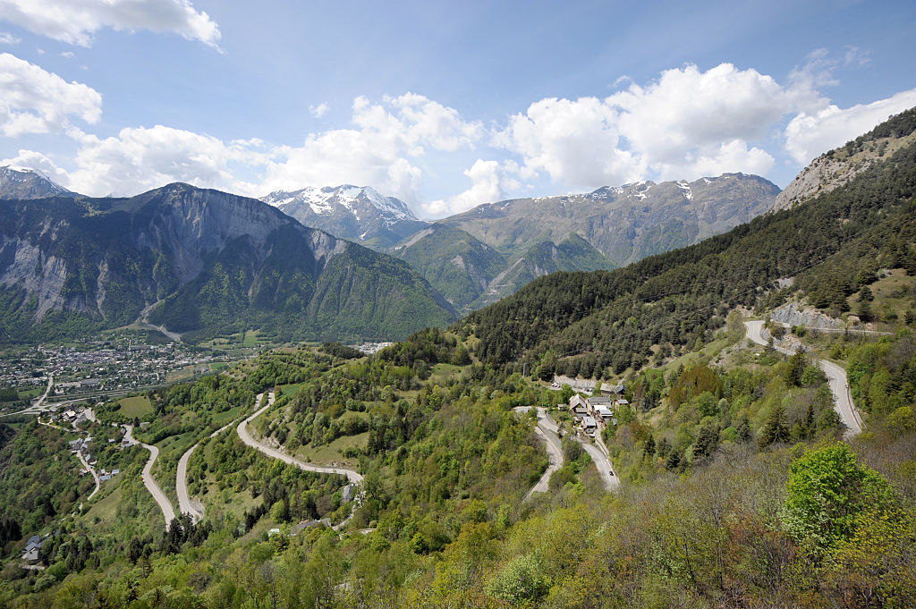 A picture taken on May 1, 2011 shows hairpins before the summit of the French Alps ski resort of Alpe d&#039;Huez, one of the stage (Modane Valfr&amp;eacute;jus / Alpe d&#039;Huez) of the 2011 Tour de France cycling race. Running from July 2, to July 24, 2011, the 98th Tour de France will be made up of 21 stages and will cover a total distance of 3.471 kilometres. AFP PHOTO / JEAN-PIERRE CLATOT (Photo by JEAN-PIERRE CLATOT / AFP)