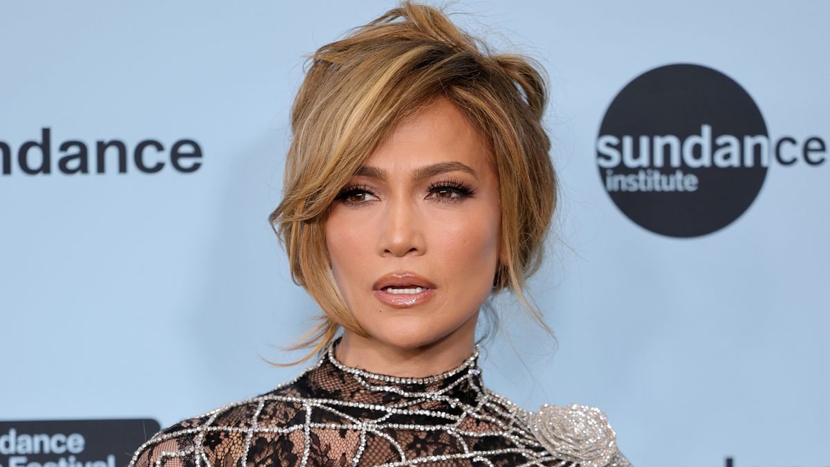 Jennifer Lopez ถูกจับได้ใน Crystal Cobweb Catsuit ในรอบปฐมทัศน์ของเธอในรอบปฐมทัศน์ของเธอ