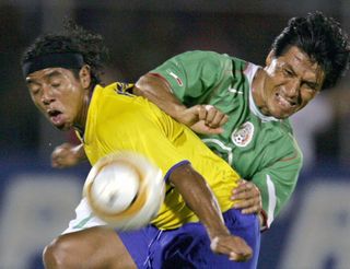 Mexico's Claudio Suarez vies for the ball with Ecuador's Franklin Saras at the 2004 Copa America.