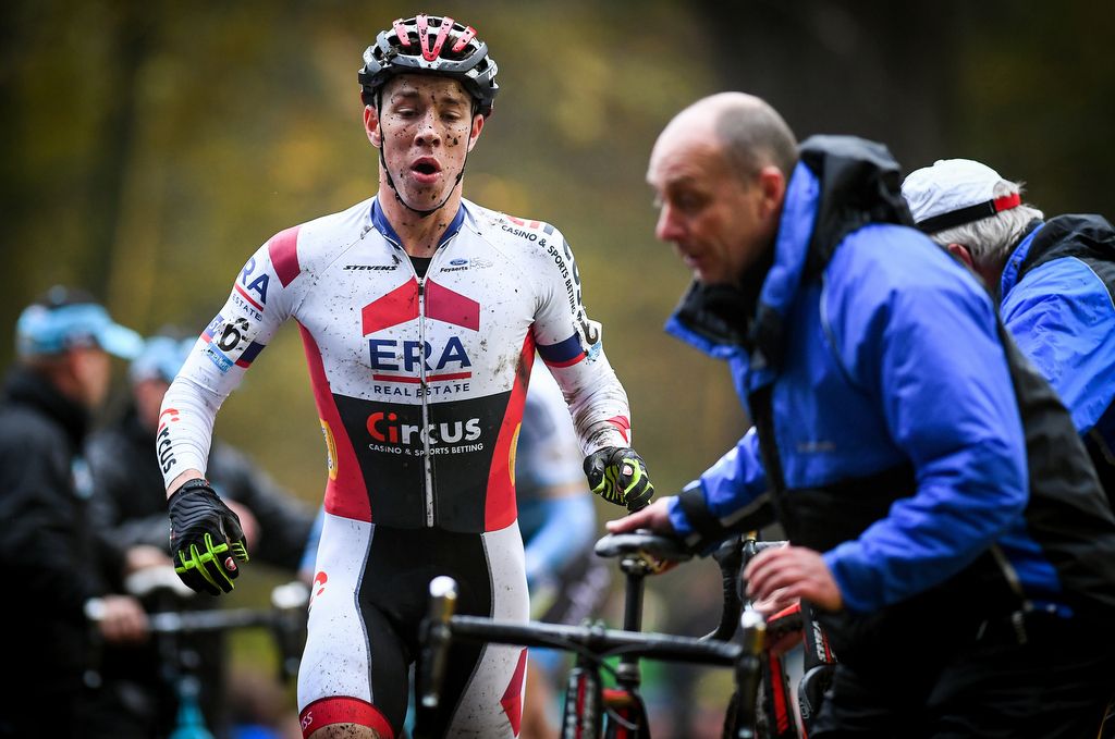 Laurens Sweeck (ERA Real Estate - Circus) comes in for a bike change