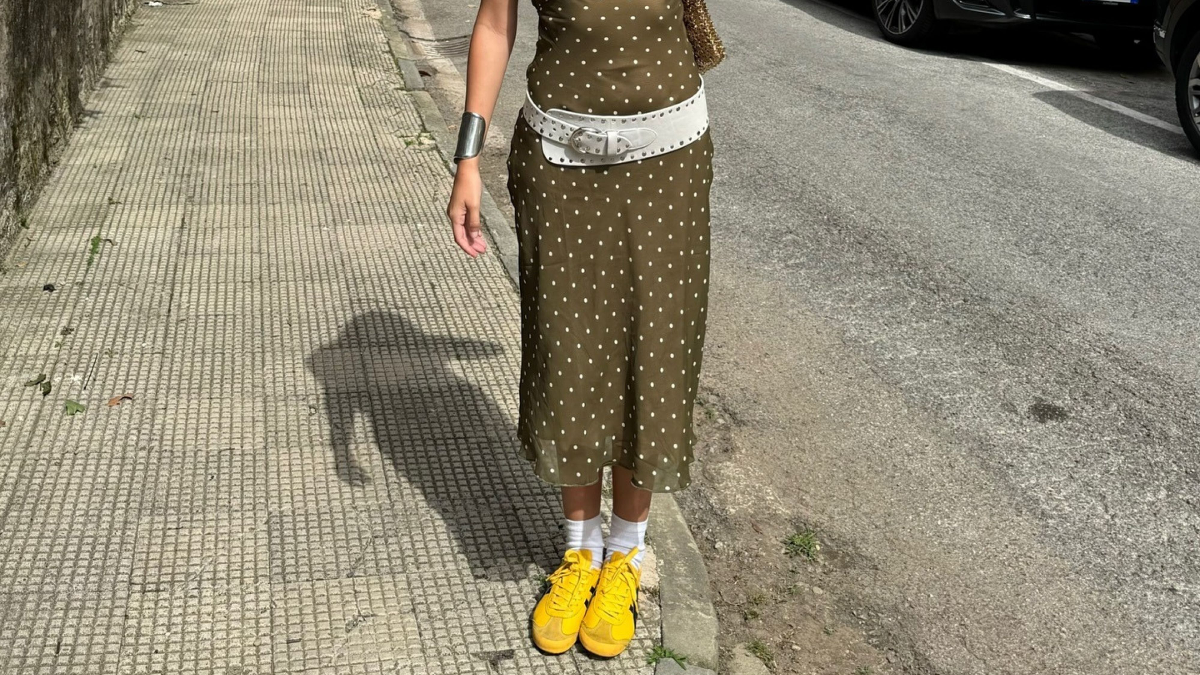 @luciacuesta_ wearing sneakers with a summer trend