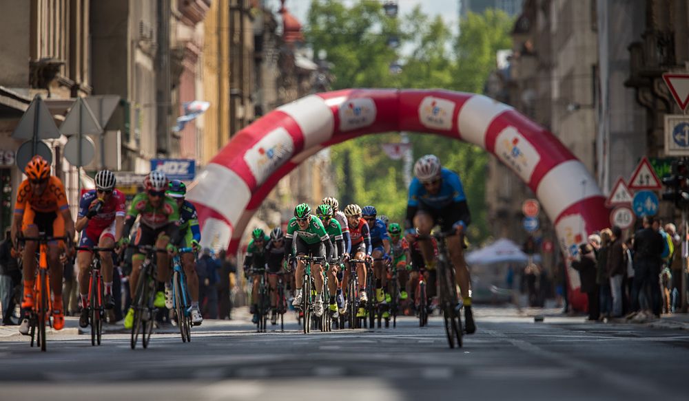 Caja Rural leads the chase behind the attackers