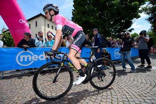 Maglia Rosa Simon Yates at the start