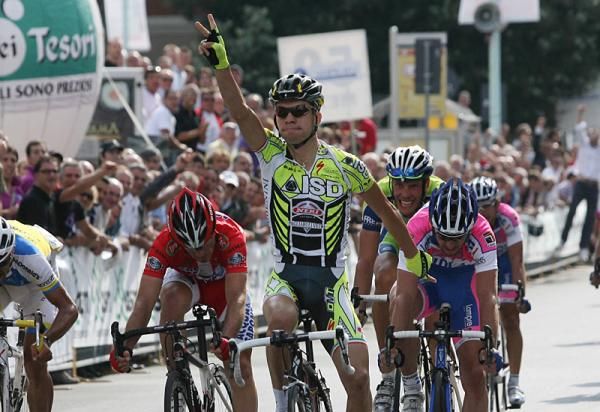Giovanni Visconti (ISD) wins the GP Prato ahead of Francesco Gavazzi (Lampre-NGC), r.