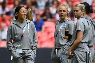 England's defender Lucy Bronze (L) and teammates walk around the pitch prior to the UEFA Women's Euro 2022 final football match between England and Germany at the Wembley stadium, in London, on July 31, 2022. - No use as moving pictures or quasi-video streaming. Photos must therefore be posted with an interval of at least 20 seconds. (Photo by FRANCK FIFE / AFP) / No use as moving pictures or quasi-video streaming. Photos must therefore be posted with an interval of at least 20 seconds.