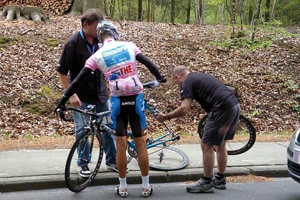 Paolo Savoldelli (Discovery Channel) gets a quick wheel change