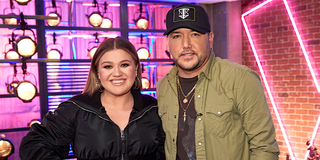 Kelly Clarkson stands with Jason Aldean on The Voice