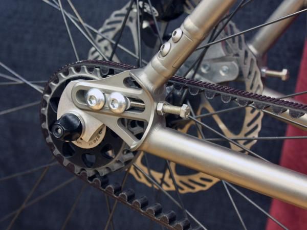 A split just above the sliding rear dropout allows the drive belt to slip inside the rear triangle.