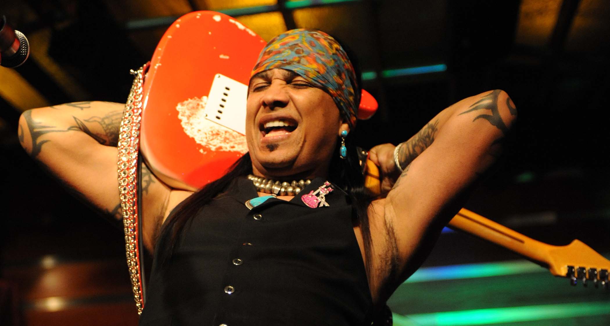 Micki Free plays his Strat behind his head