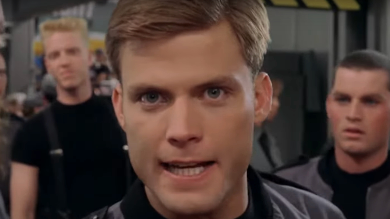 Casper Van Dien s'adresse à la caméra avec colère dans Starship Troopers.