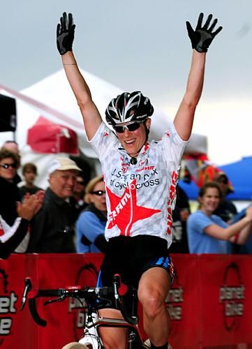 Katie Compton (Planet Bike) makes it two wins this weekend.
