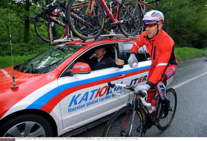 Vladimir Gusev drops back to the Katusha team car