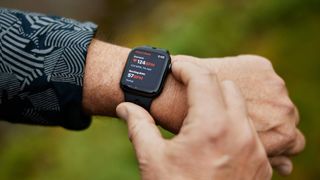 Una persona monitorizando su frecuencia cardíaca con un Apple Watch.