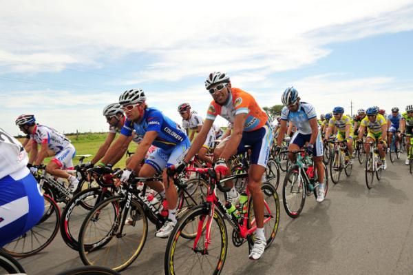 Santiago Botero (Columbia, left) rides comfortably during the stage