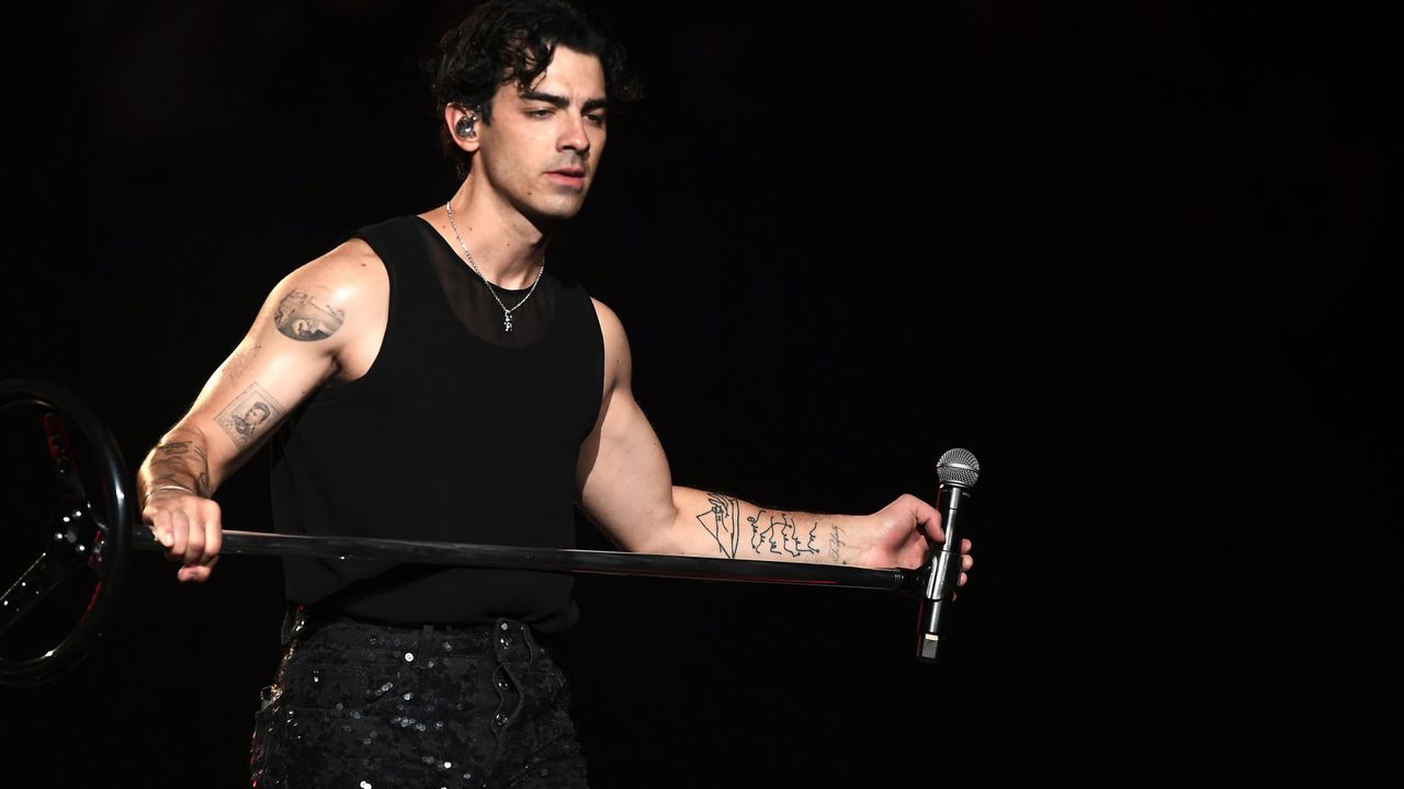 Joe Jonas performing