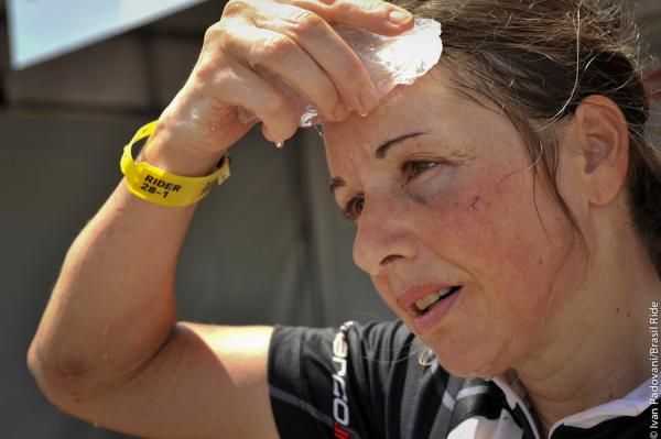 Annabella ices her eye after a crash in Brasil Ride stage 5.