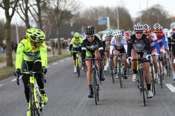 The pace softened, Loes Gunnewijk (GreenEdge-AIS) and Chloe Hosking (Specialized - lululemon) drifted to the front