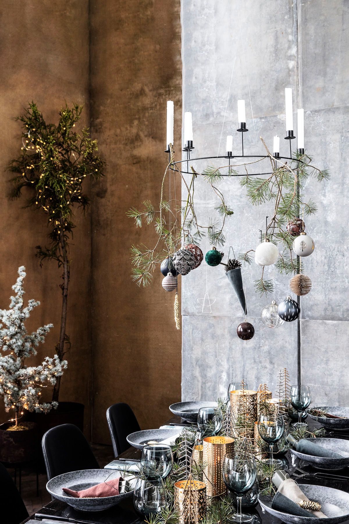 Decorating With Baubles: Creative And Stylish Christmas Decorating Ideas