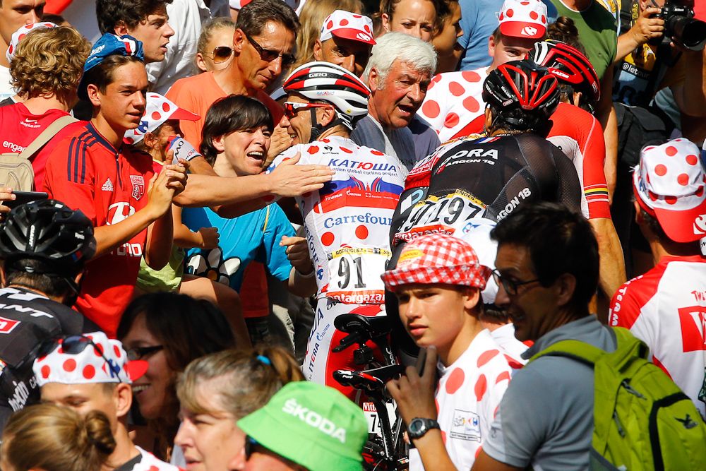 Joaquin Rodriguez (Katusha) has fun with the fans.