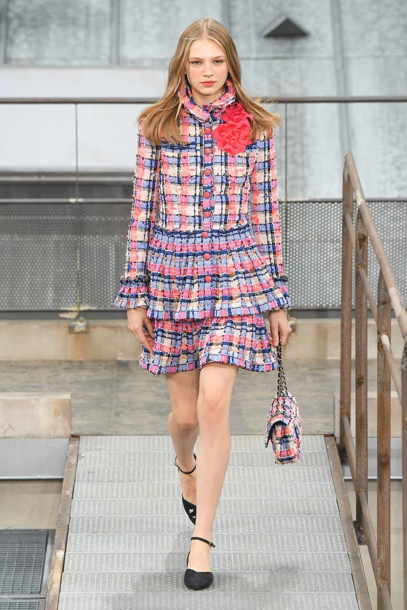 Plaid, Fashion, Clothing, Fashion model, Tartan, Runway, Street fashion, Pattern, Fashion show, Shoulder,