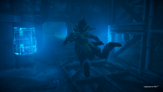 Aloy underwater in a facility