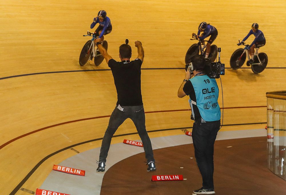 An Italian coach cheers on the team pursuit squad