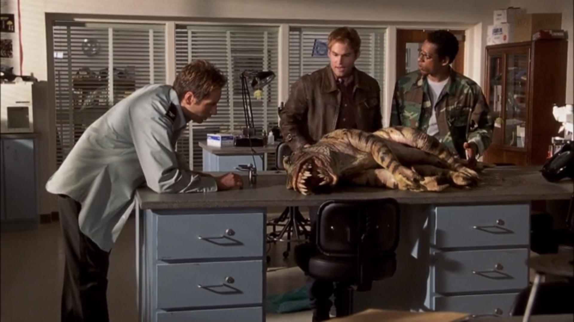 Screenshot from the 2001 sci-fi comedy movie "Evolution"