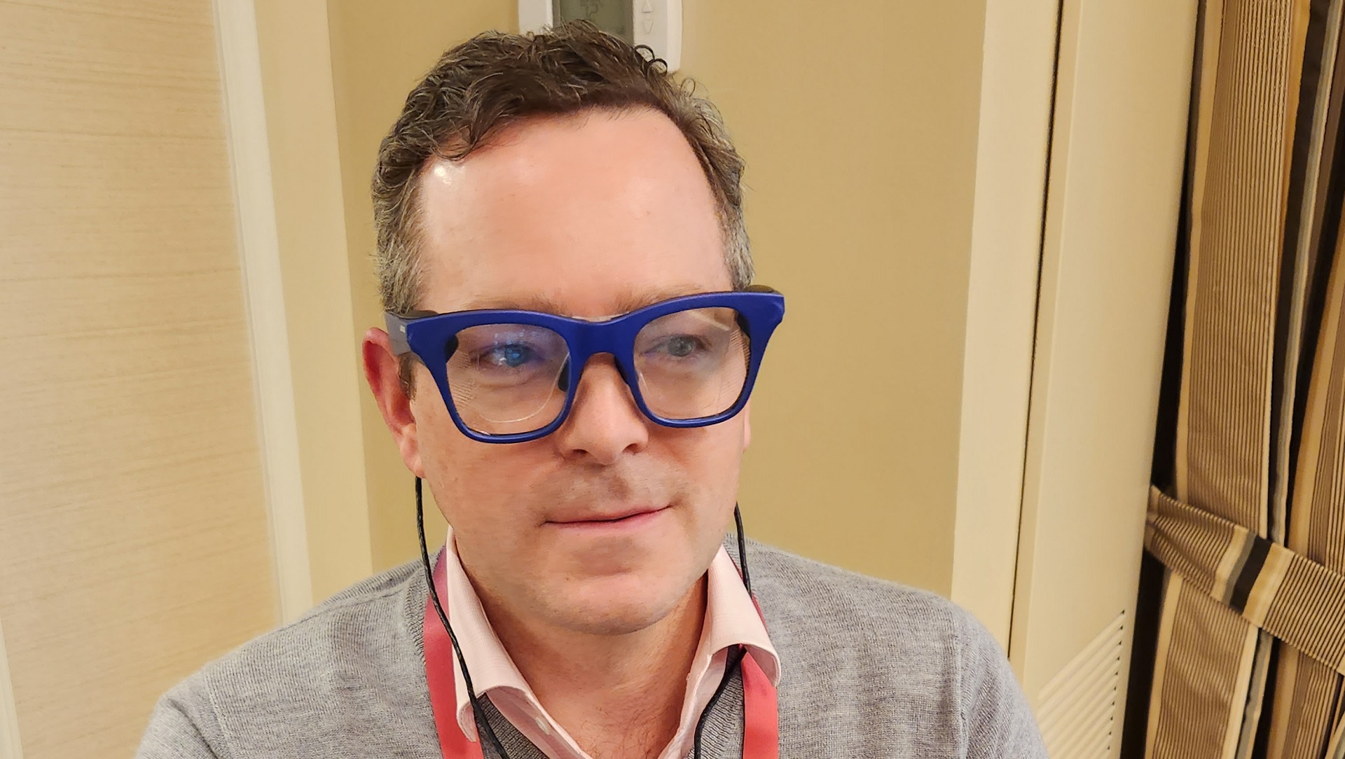 Jeremy Kaplan i ett par smartglasögon från Lumus under CES 2023.