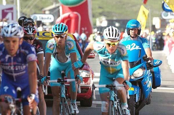 Vino thanks Kl&ouml;den for dropping back and helping the captain, who was a bit in trouble in the final climb.
