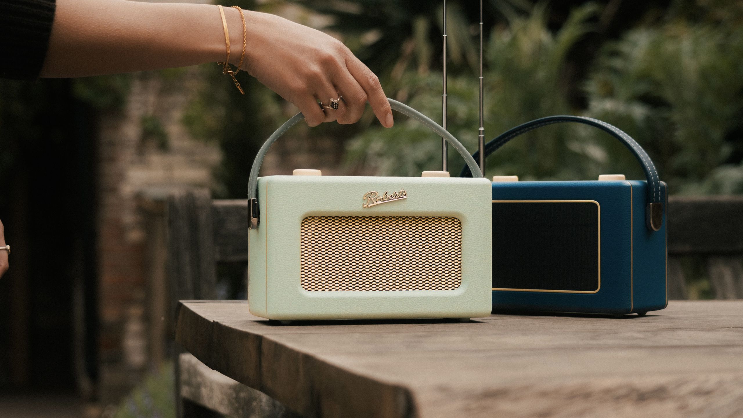 whathifi.com - Ioan Hazell - Roberts' latest radio brings solar power and Bluetooth to a retro classic