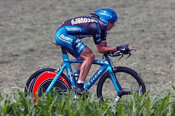 Stijn Devolder (Discovery) climbs in a full aero tuck