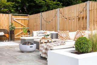 fence with festoons in modern outdoor living space