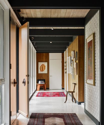 View of 6 mid-century modern entryway ideas for a modern-meets-vintage design ...