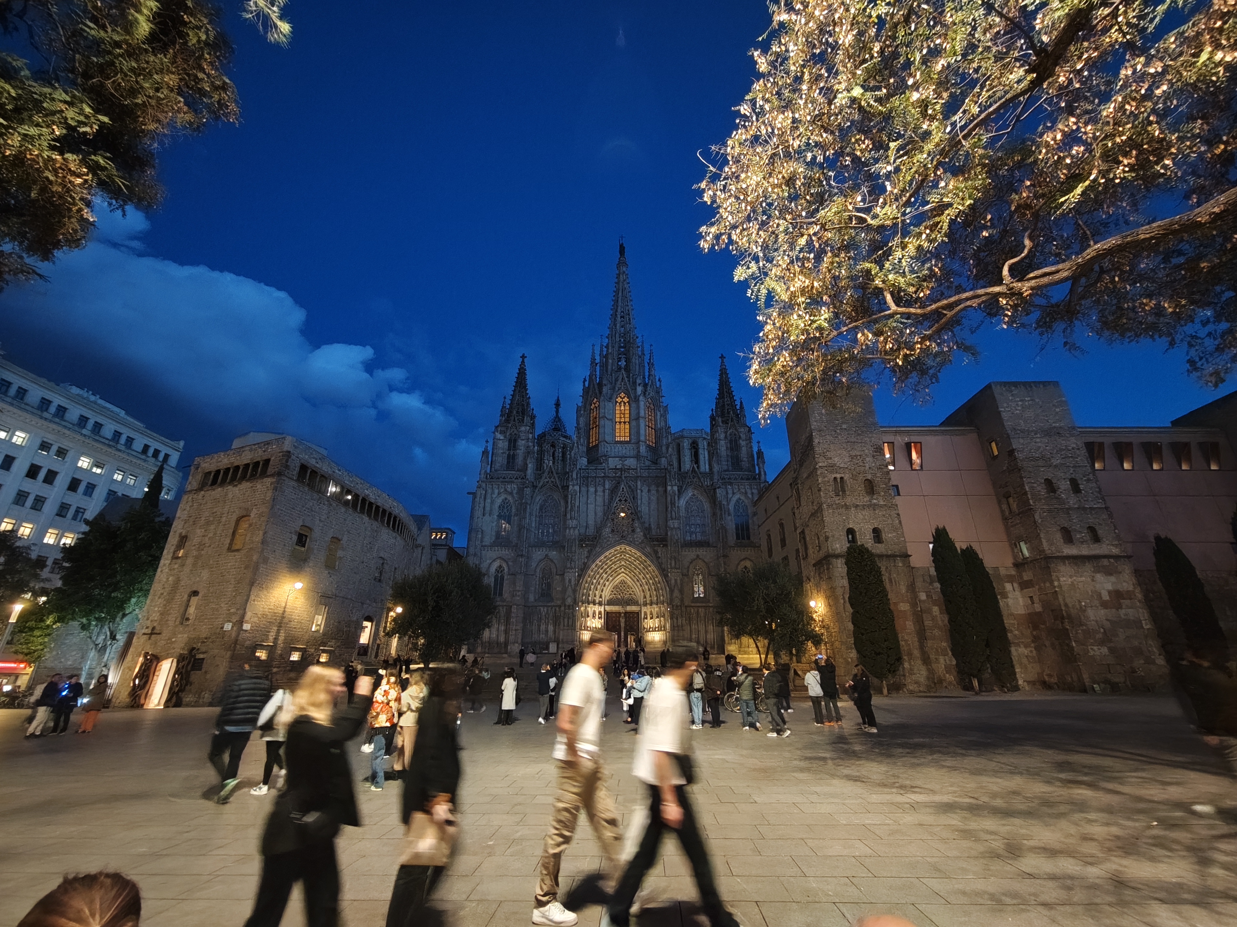 Xiaomi 14 camera sample 0.6x Barcelona cathedral