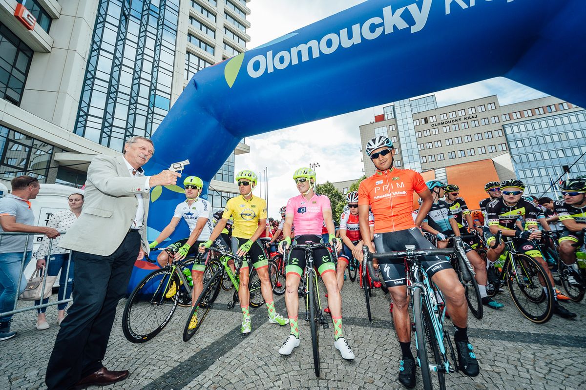 The riders are ready to start stage 2