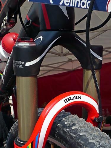 The all-new E100 fork uses a carbon crown and a tapered-and-oversized 1 1/8"-to-1 1/2" carbon steerer.