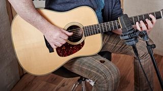 recording acoustic guitar using microphone